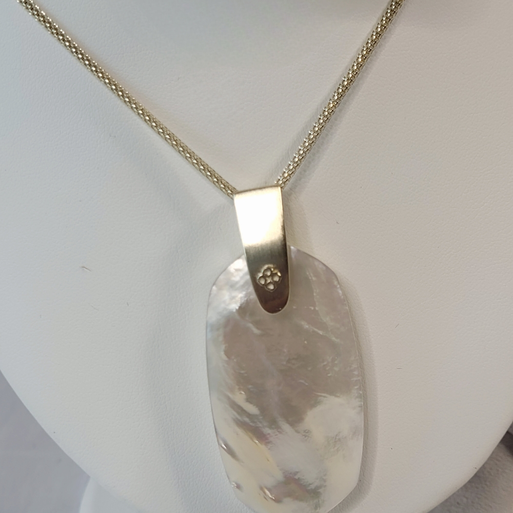 Kendra Scott Gold and White Oval Pendant Necklace